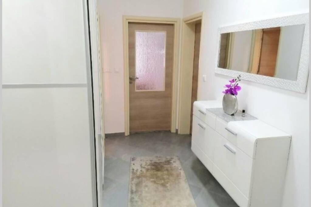 Apartment Zorika Near The Beach พูลา ภายนอก รูปภาพ